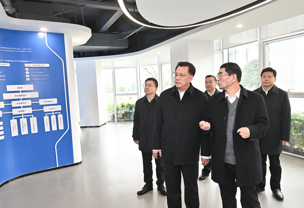 2月26日上午，在重庆新型储能材料与装备研究院，市委书记袁家军了解研究新进展以及产业化应用情况。记者 苏思 摄