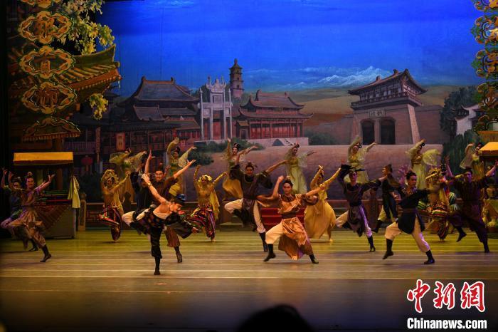 图为《丝路花雨》在甘肃兰州黄河剧院演出剧照　李亚龙　摄