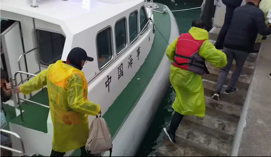 20分钟救7人 深圳海事局成功救助海钓落水人员