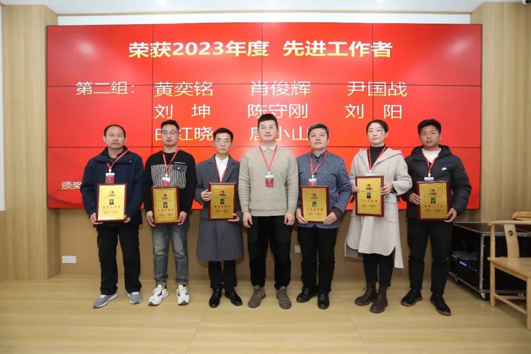 获奖者与李波翰主席合影留念