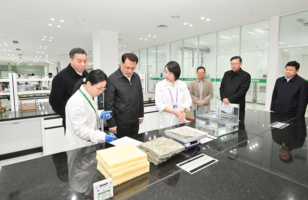 2月26日上午，在重庆再升科技公司，重庆市委书记袁家军同科研人员交流，观看实验操作演示。记者 苏思 摄