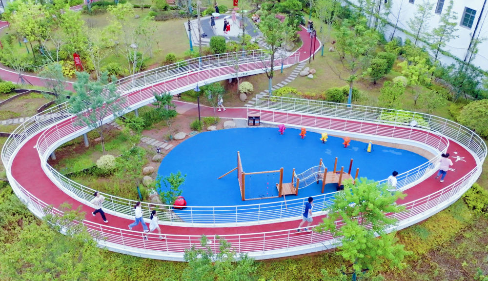 航拍下的奉新县冯川镇信园公园。孙雯 摄