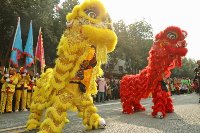 2月25日，南召县在县城举行民俗文化集中展演，这是本地传统民俗文化舞狮表演。