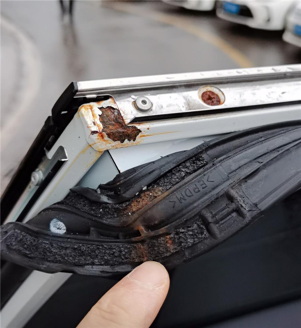 丰田深陷入质量风波!车主集体投诉RAV4车身生锈
