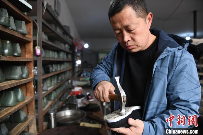 2月29日，杨西利正在为布鞋修鞋底。崔贤飞 摄