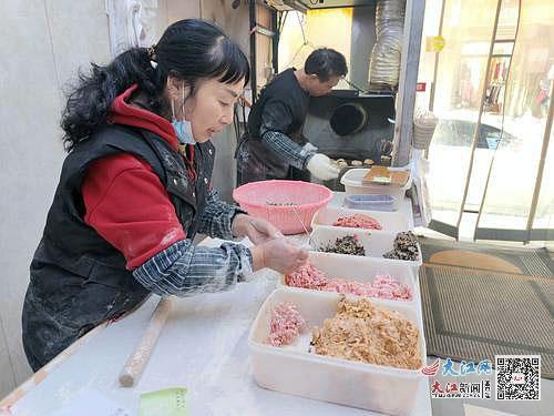 庄美华和丈夫在店内做烧饼