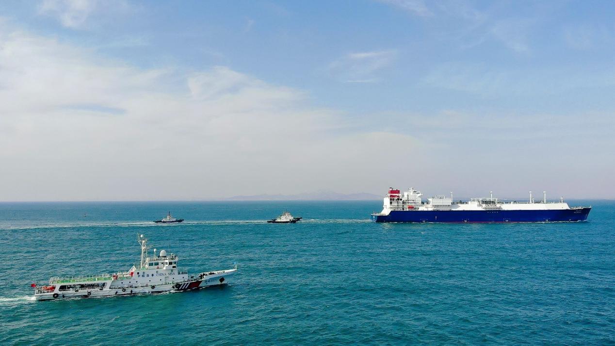 董家口海事局海空立体护航LNG船舶安全进港