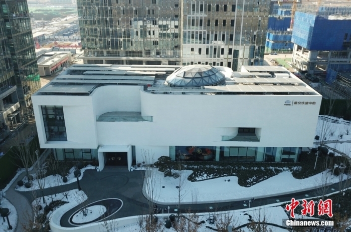 1月15日，航拍雄安自贸试验区交流展示中心。雄安自贸试验区交流展示中心位于河北雄安新区昝岗组团雄安站枢纽片区2号地块雄安铁建中心项目内。2023年12月10日，雄安自贸试验区交流展示中心正式揭牌，成为新区首批零碳示范建筑之一。（无人机照片）<a target='_blank' href='/'>中新社</a>记者 韩冰 摄