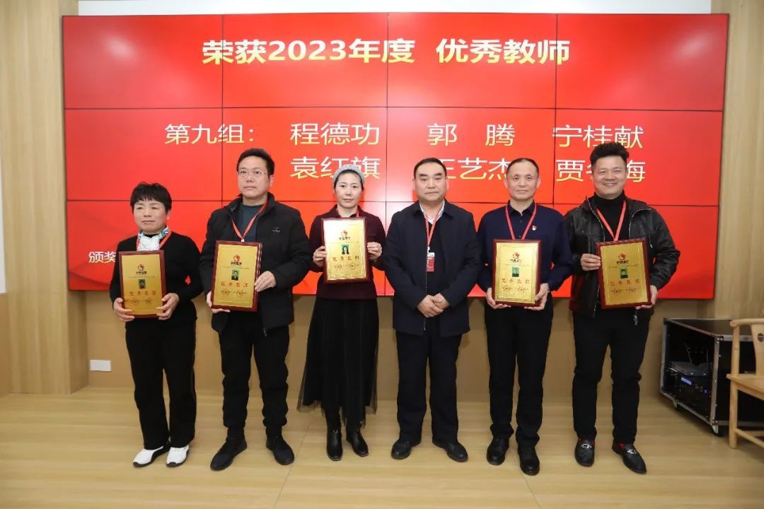 获奖者与贺利恩主席合影留念