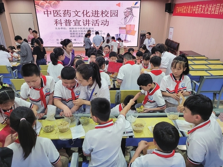 中医药走进学校活动现场火热景象