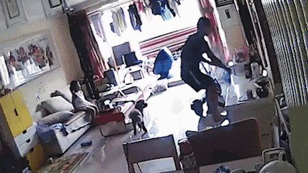 ▲电动自行车室内充电瞬间爆燃