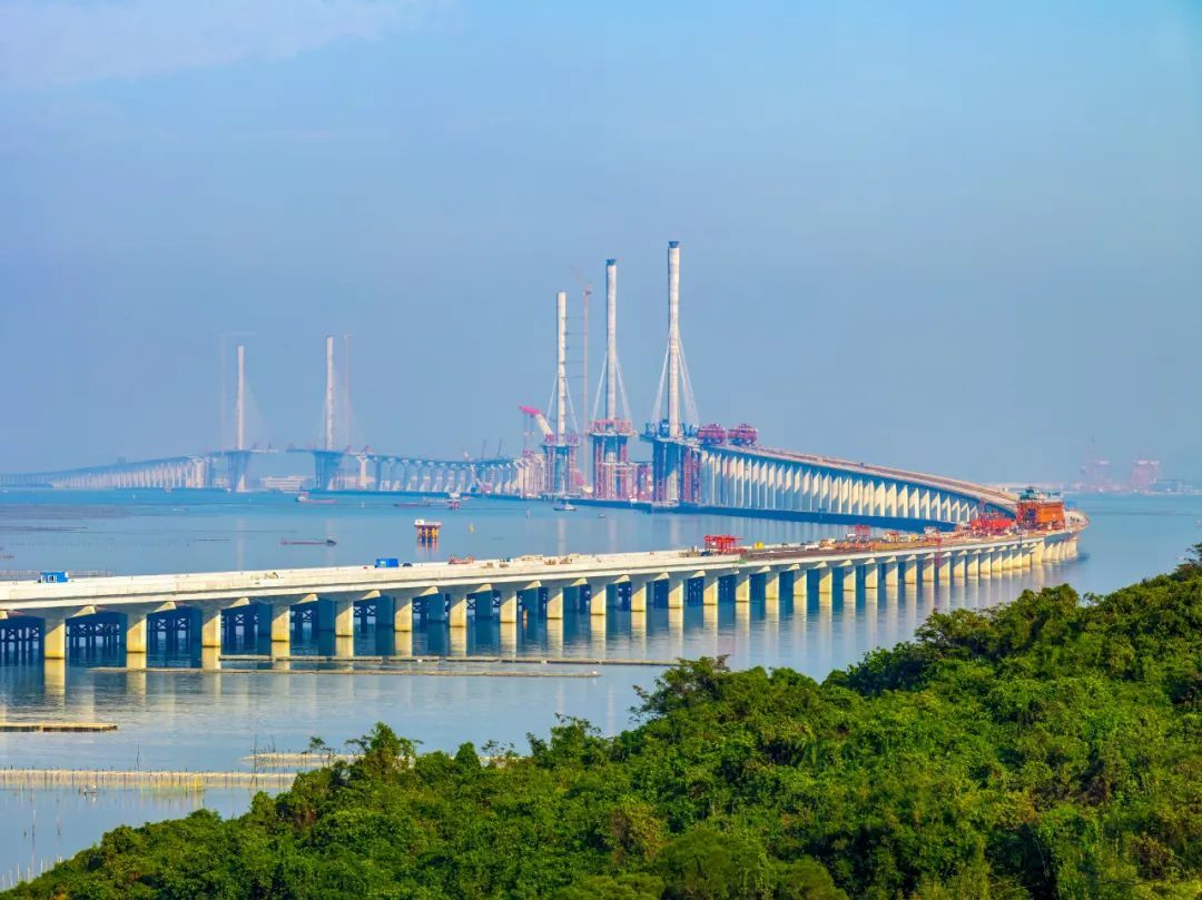 随着黄茅海跨海大桥等连接珠江口东西两岸的大型跨江跨海通道将在今年建成通车，江门迎来“大桥经济”窗口期、黄金期