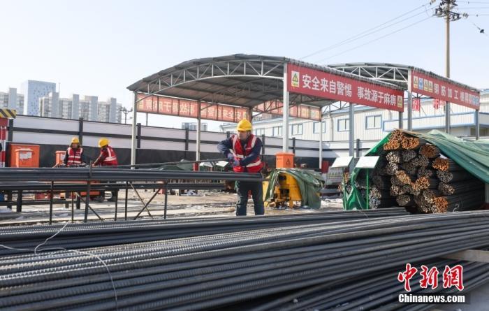 资料图：北京地铁平谷线永顺站施工现场，工人加工钢筋。 中新社记者 贾天勇 摄