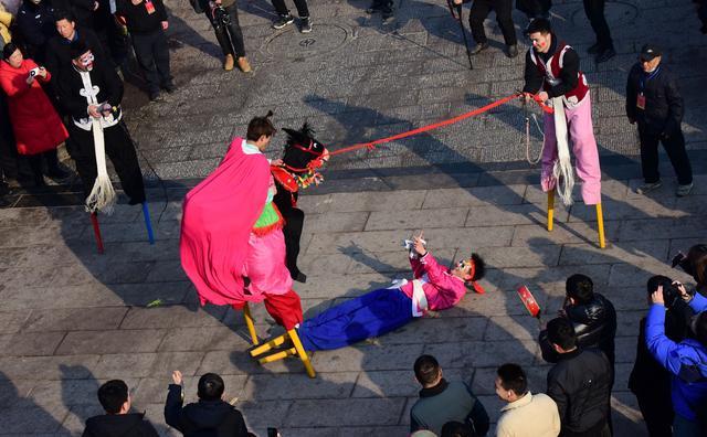 2月25日，浚县民间社火队演员在古庙会上进行滑稽表演。新华社记者 朱祥 摄