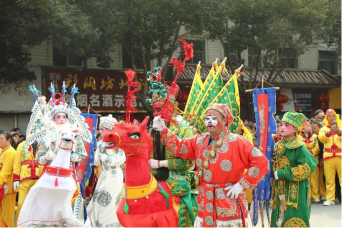 2月25日，南召县在县城举行民俗文化集中展演，这是本地传统民俗竹马舞表演。