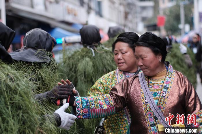 广西苗乡欢庆芒篙坡会民众披芒藤戴面具巡游