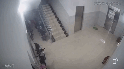 ▲电动自行车楼道内充电爆燃