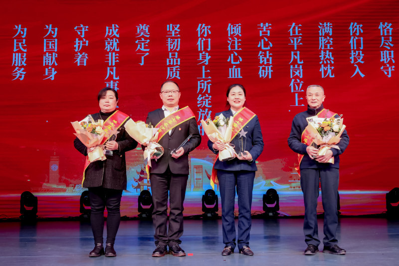 第七届长沙市敬业奉献模范获得者接受表彰。