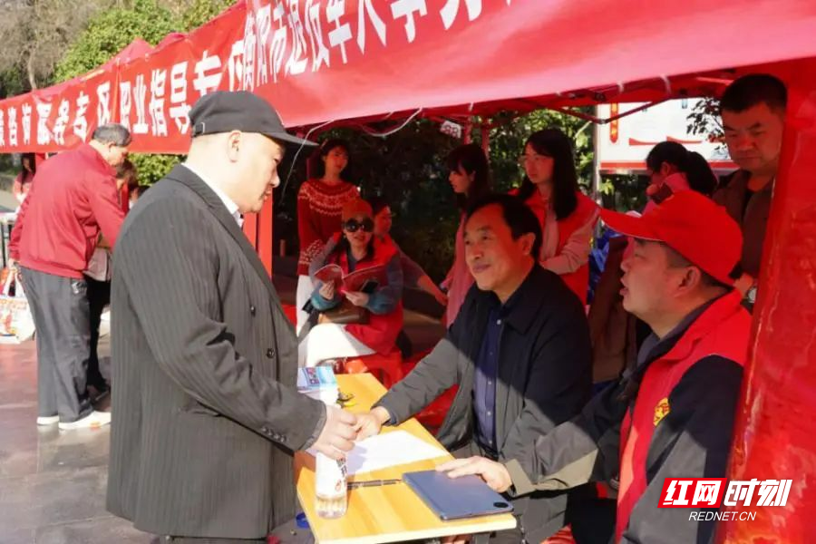 2月19日上午， 衡阳市2024年春风行动启动仪式暨大型现场招聘会。