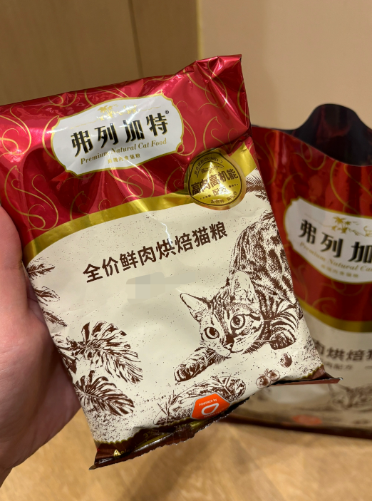 储存保鲜,送一个小夹子,吃不完的一夹就好了,不用担心猫粮放久了受潮