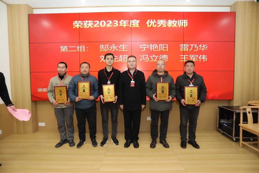 获奖者与石红耀主席合影留念