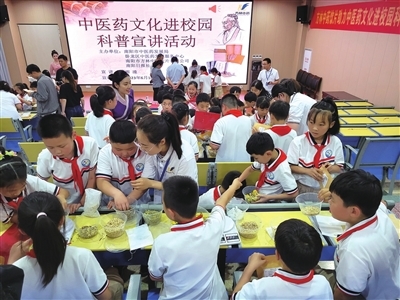 中医药文化科普进校园。