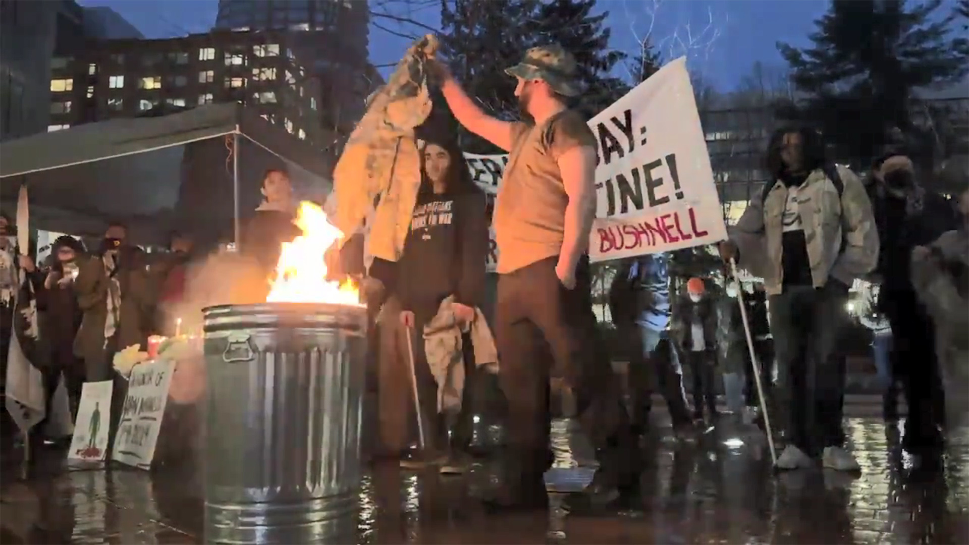 数名美国退伍军人烧掉制服，声援自焚的美军军人亚伦·布什内尔，“记住亚伦·布什内尔，他并非孤身一人”