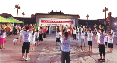 南阳市中医药文化夜市现场。该活动自2022年启动以来,迅速火遍城乡。