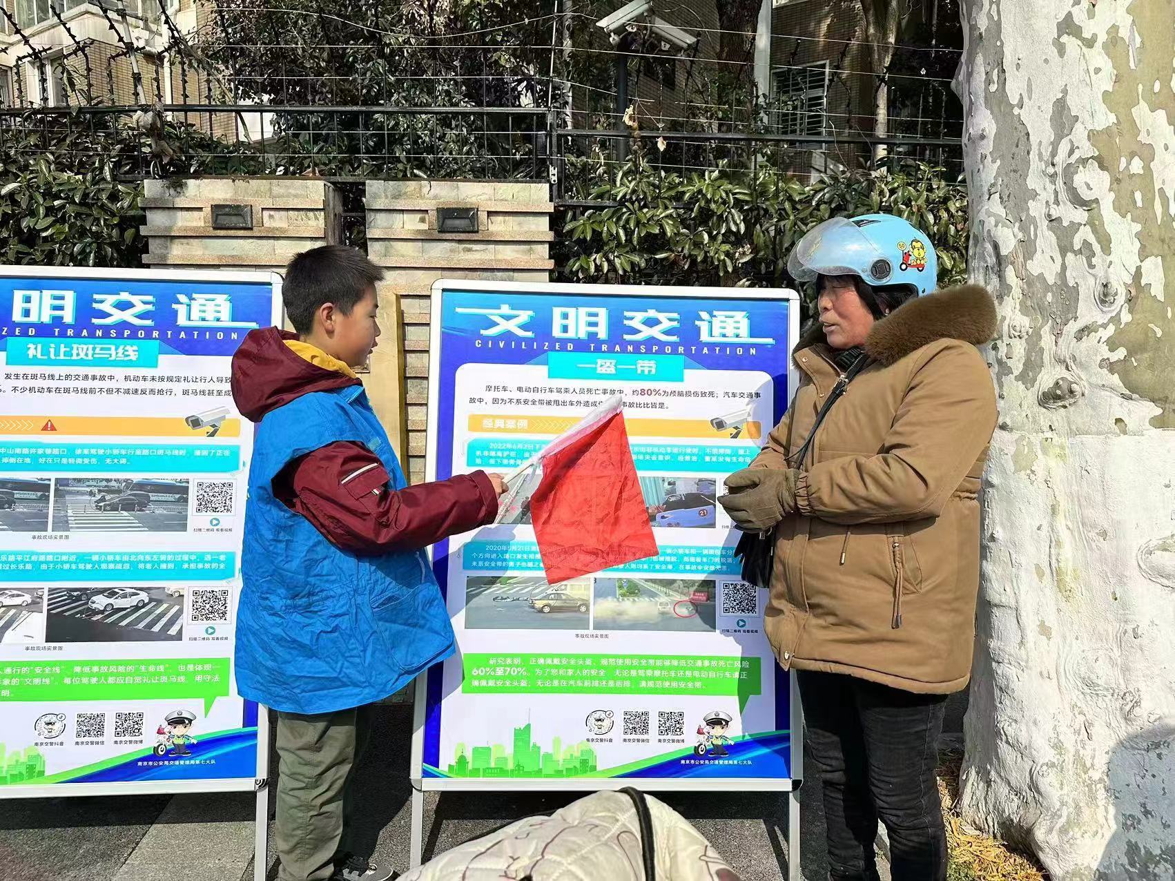 “文明一小时，你我在行动”：小交警亮相南京街头，倡导文明出行