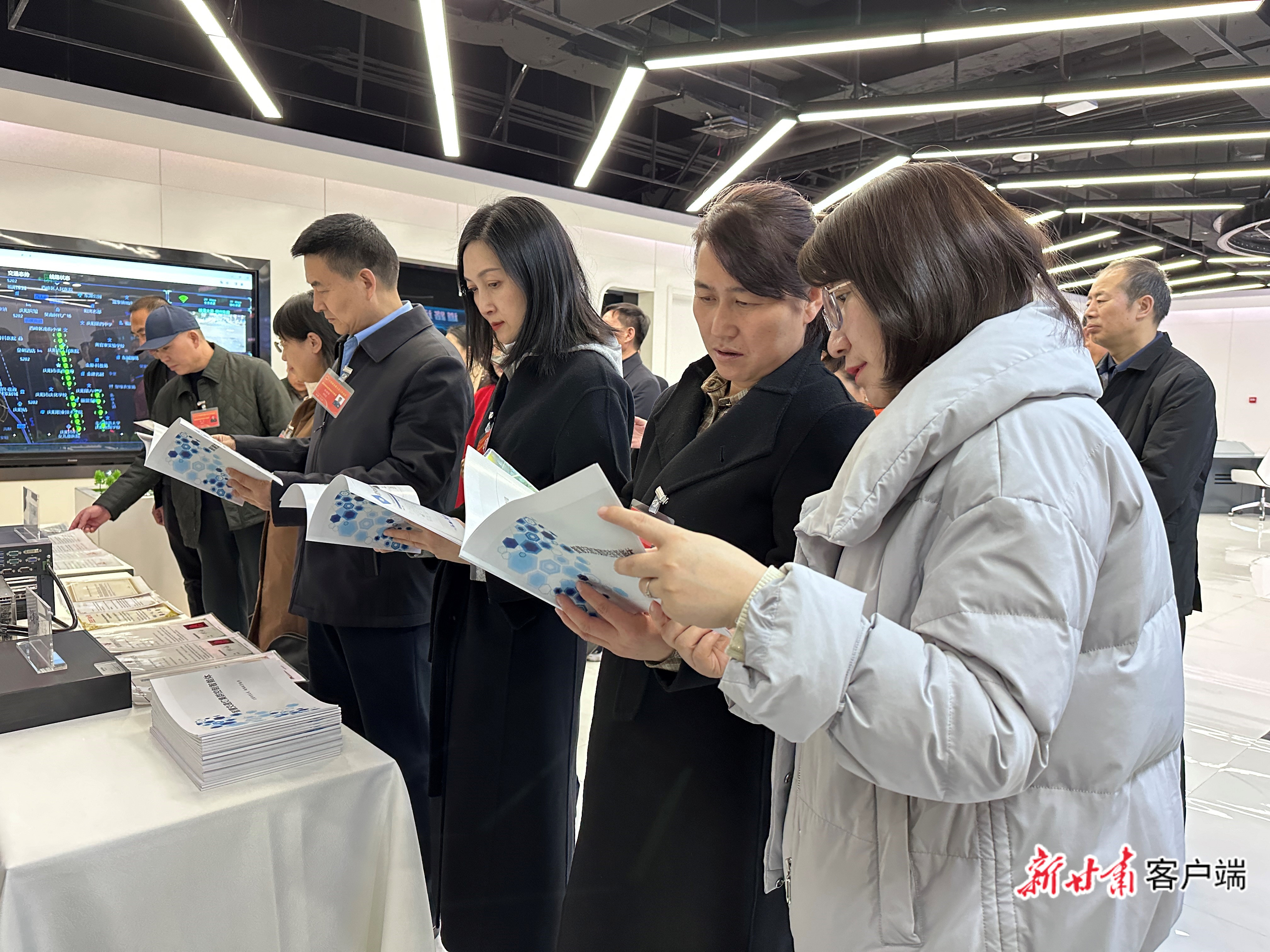 在甘全国人大代表在丝绸之路信息港股份有限公司视察（文中图片均由新甘肃&middot;甘肃日报记者　石丹丹　摄）