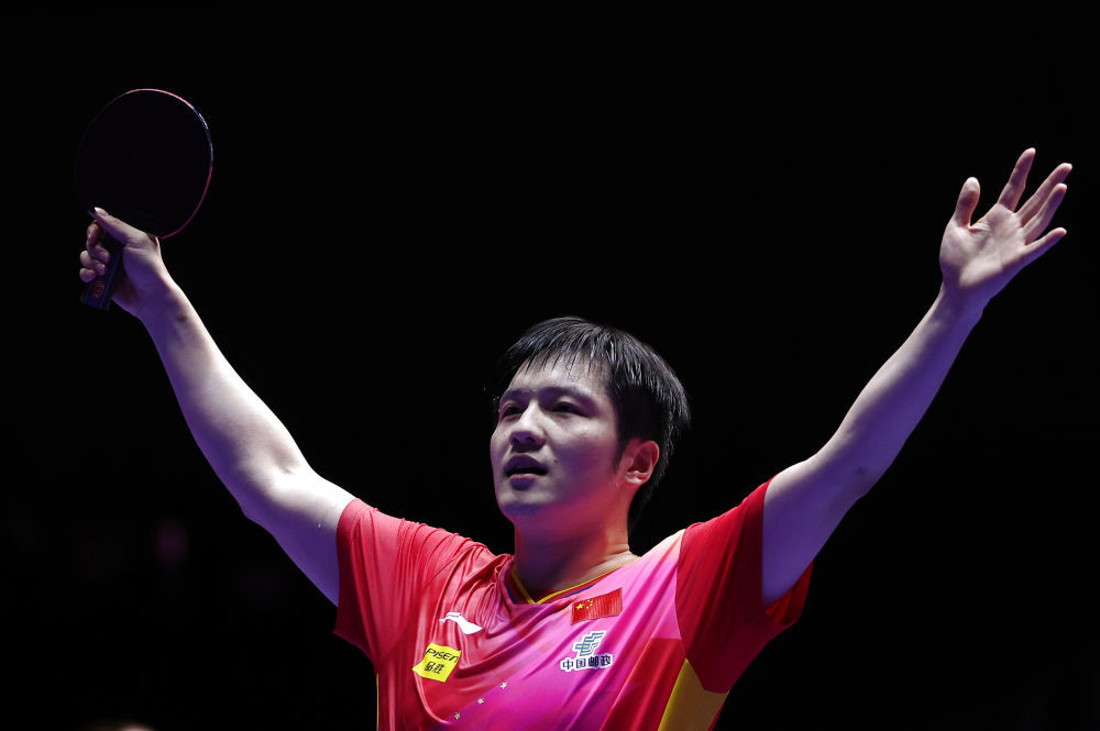 2月25日，中国队选手樊振东在比赛中庆祝获胜。新华社记者 张涛 摄