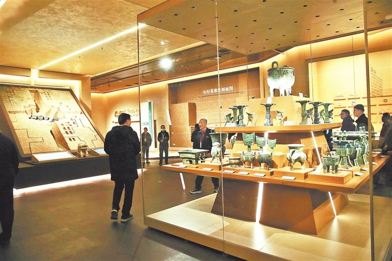 2月26日，游客在殷墟博物馆新馆参观体验。 记者 王铮 摄