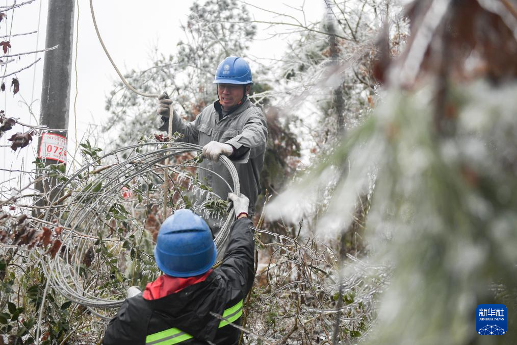 10千伏线路上的除冰人