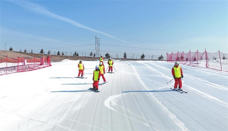 冰雪运动员训练中心：体验冰雪乐趣，点燃冬日激情。