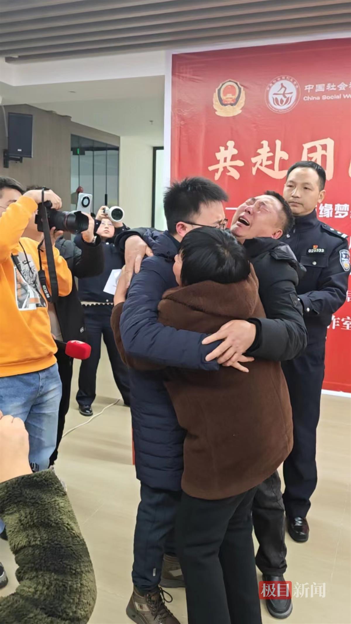 蒋明碧和儿子相拥(极目新闻记者杜光然摄)2月29日下午,在四川绵阳市