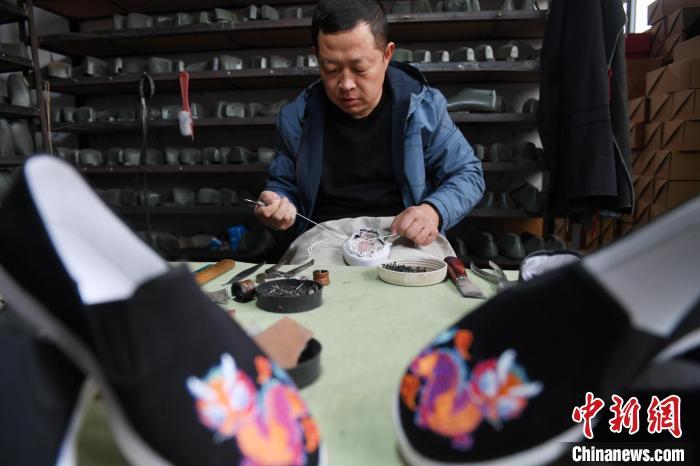 2月29日，杨西利正在绱鞋。崔贤飞 摄