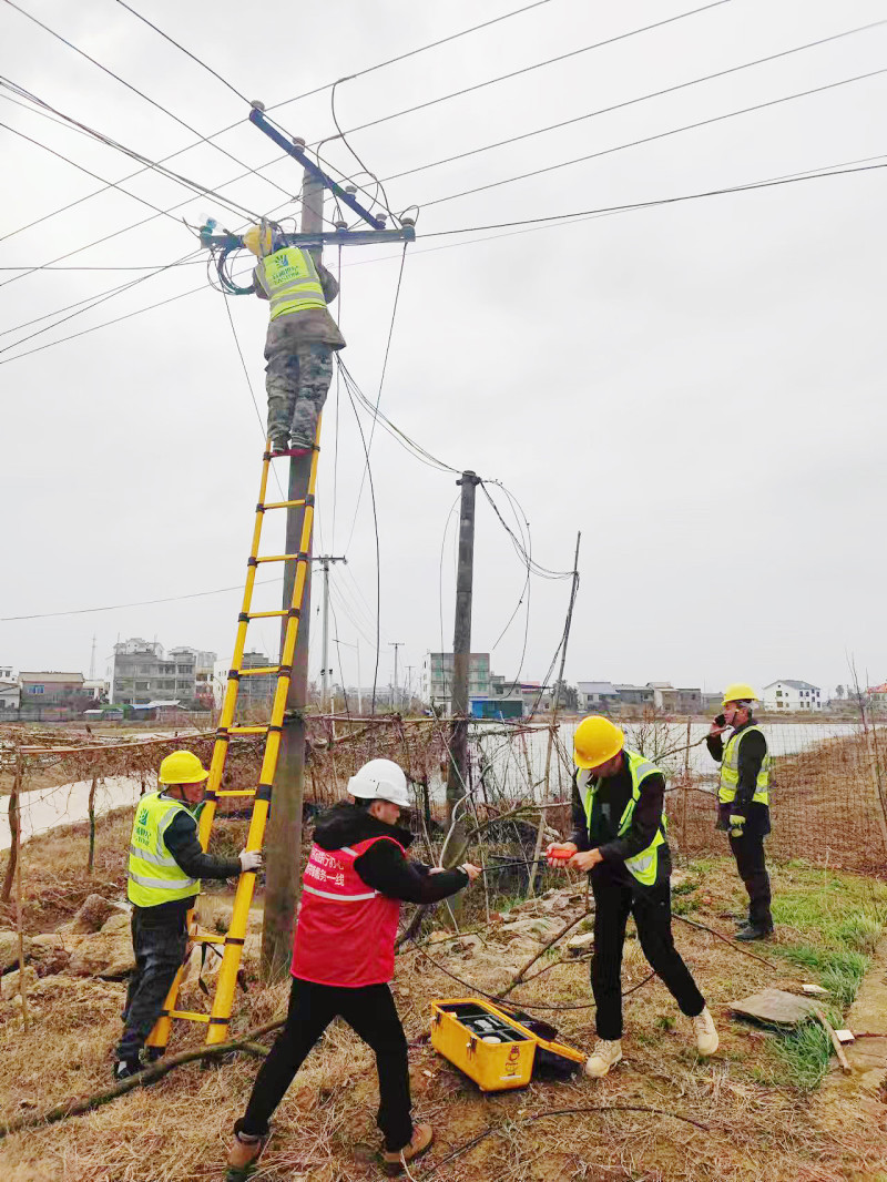 湖南移动长沙分公司网络抢修人员在望城紧急抢修受损线路。