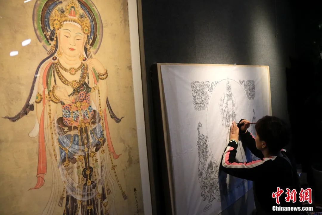 2023年2月，敦煌小镇鸣沙书院，学员学习敦煌壁画临摹技艺。张晓亮　摄