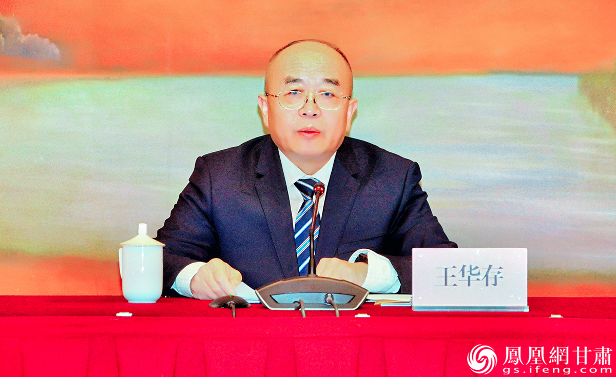 甘肃省政府文史研究馆党组书记、馆长王华存向大会作题为《坚持守正创新　赓续历史文脉　努力打造全国一流文史研究馆》的工作报告　甘肃省政府文史研究馆供图