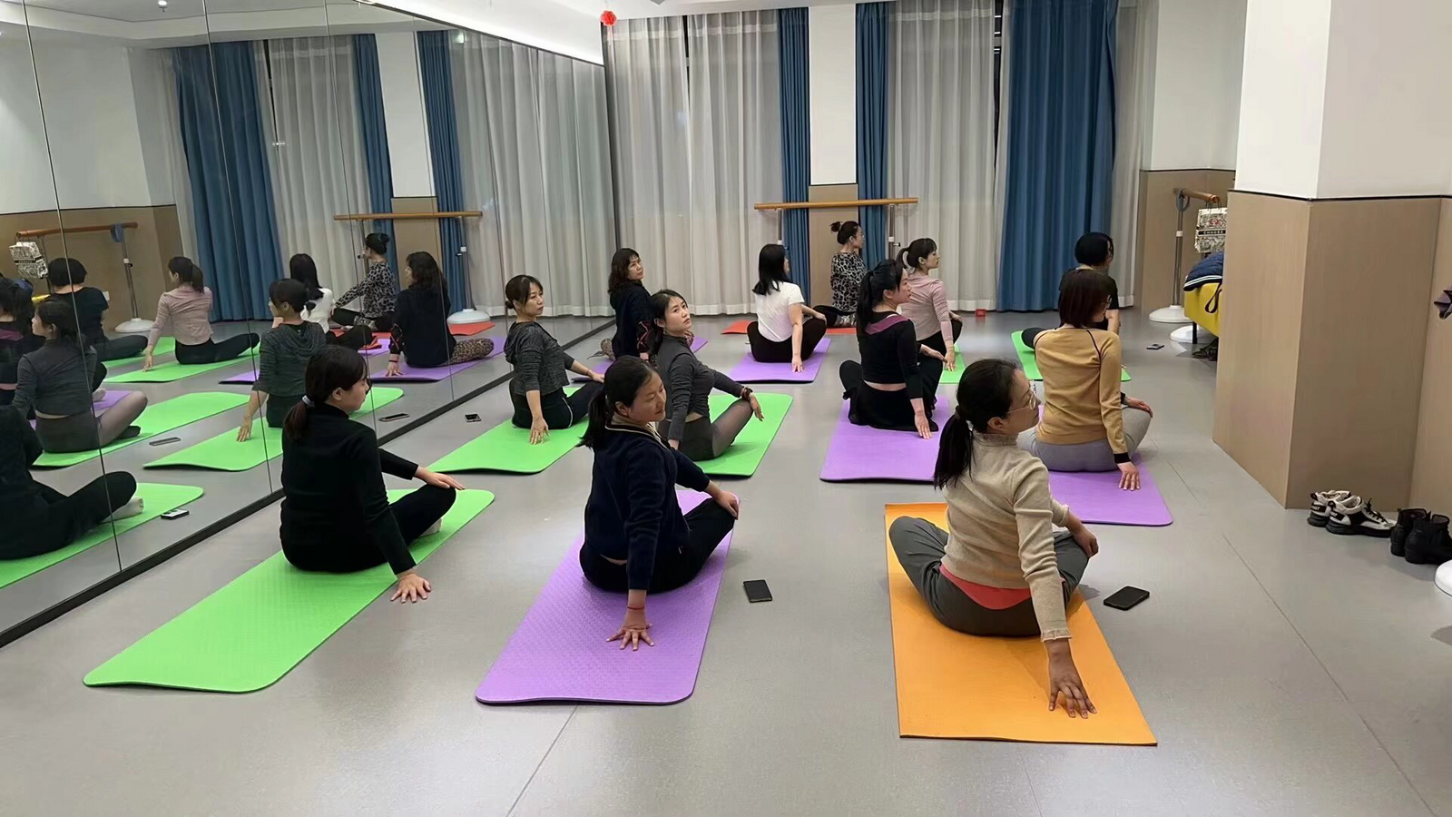 社区夜校开设瑜伽课程
