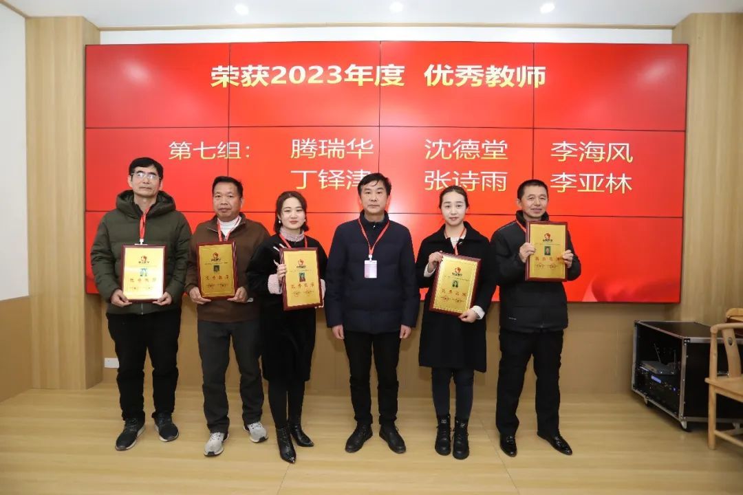 获奖者与陈磊主席合影留念