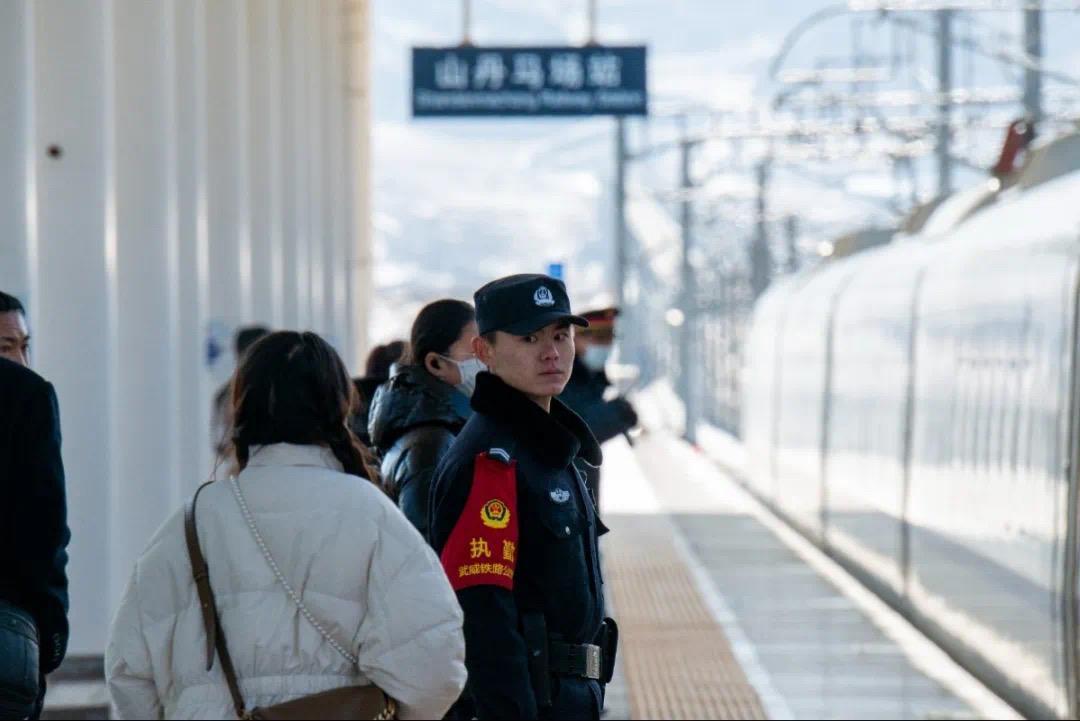 民警周子文在站台执勤