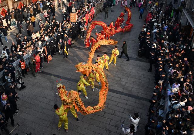 2月25日，浚县民间社火团体在古庙会上表演。新华社发（张婷媛摄）