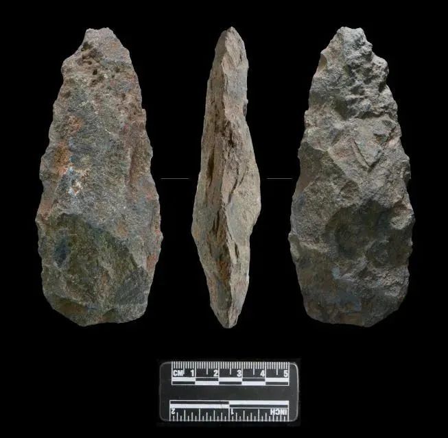 神仙洞遗址出土流纹岩两面器石河石人洞遗址位于海林石河村东侧的石人