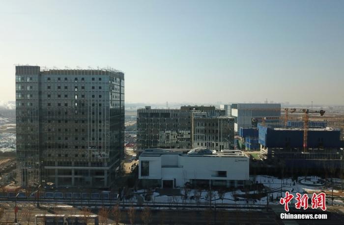 资料图：航拍雄安自贸试验区交流展示中心。(无人机照片) 中新社记者 韩冰 摄