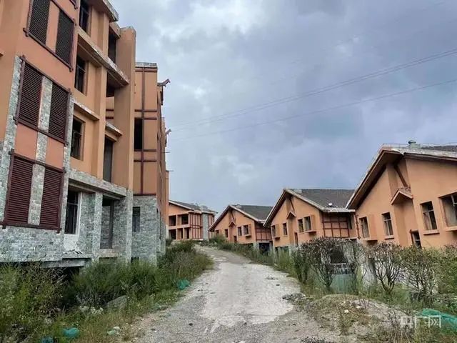 ▲据央广网报道,2018年8月开始,当地修建的自行车赛道、鞭陀小镇等项目由于资金短缺陆续被叫停,拖欠的工程款也一直没有结算。几年下来,承建商马艺珈伊欠下大量债务,她起诉业主单位水城玉舍森林公司胜诉,但还是拿不到钱。