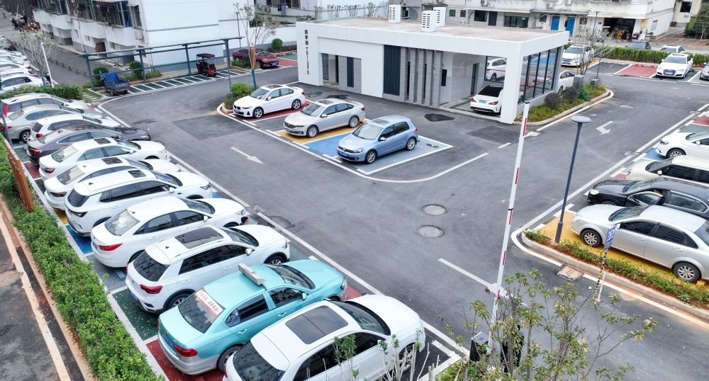 信园公园智慧停车场车辆有序停放。唐大美 摄