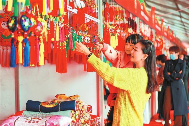 庆阳香包民俗文化节吸引了众多参观者　新甘肃·甘肃日报通讯员　陈坤
