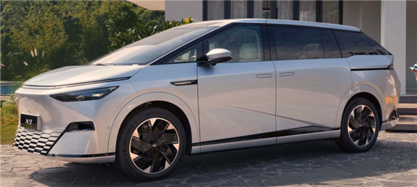 行业天花板级!小鹏汽车:X9是全球唯一标配后轮转向的MPV