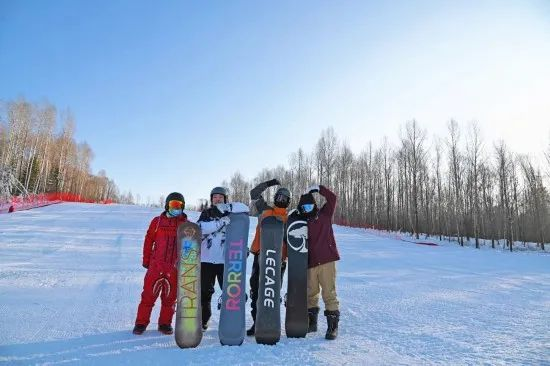 1月23日，长白山保护开发区池南区漫江滑雪场正式开板。图片来源：长白山发布
